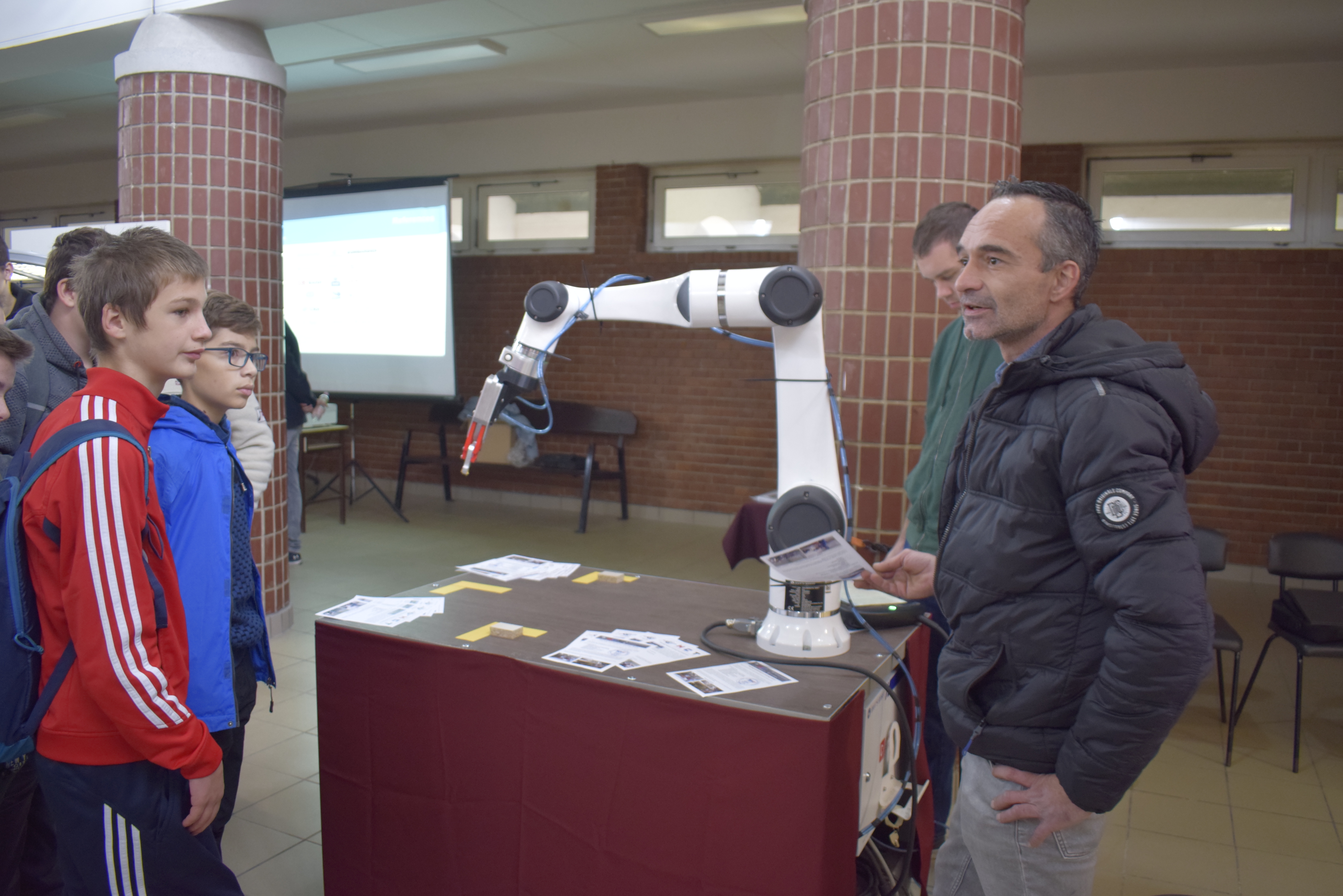 Gyártócsarnok belső – ipari automatizálási projekt